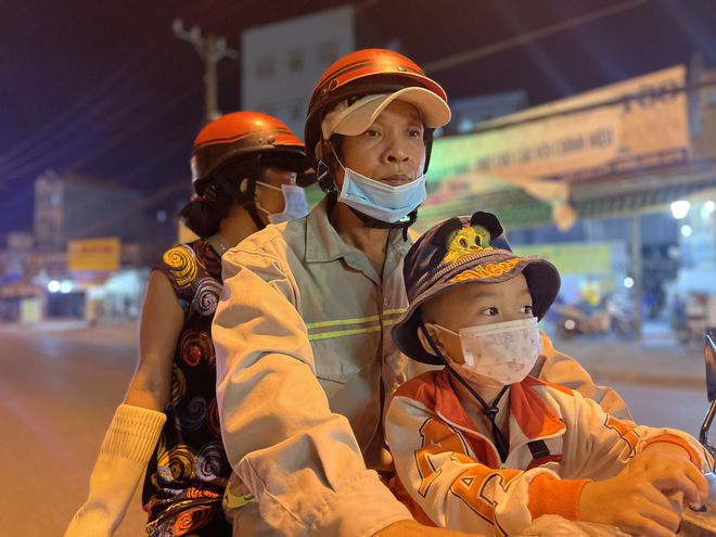 Bố mẹ đi nhặt rác nuôi con, anh chàng đạp xe từ Sài Gòn về Cà Mau vì mất việc và những phản ứng trái chiều từ dân mạng 4 Bố mẹ đi nhặt rác nuôi con, anh chàng đạp xe từ Sài Gòn về Cà Mau vì mất việc và những phản ứng trái chiều từ dân mạng 4