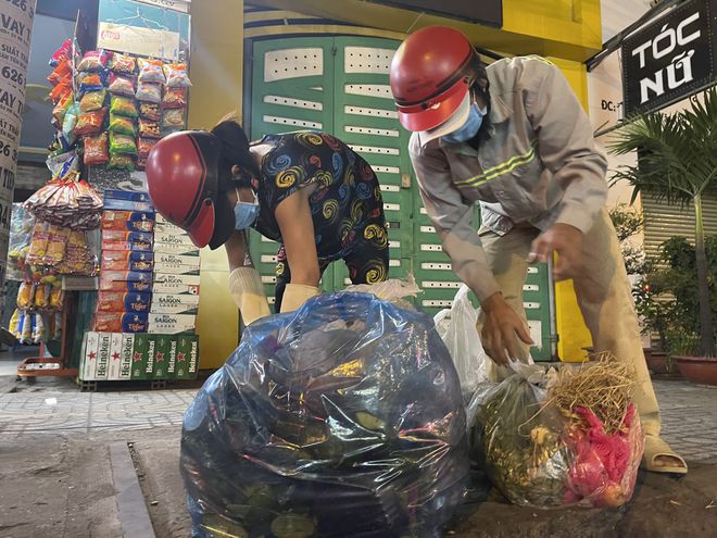 Bố mẹ đi nhặt rác nuôi con, anh chàng đạp xe từ Sài Gòn về Cà Mau vì mất việc và những phản ứng trái chiều từ dân mạng 3 Bố mẹ đi nhặt rác nuôi con, anh chàng đạp xe từ Sài Gòn về Cà Mau vì mất việc và những phản ứng trái chiều từ dân mạng 3