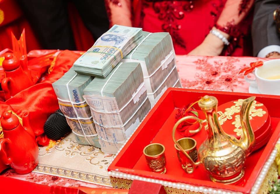 Đám cưới An Giang gây xôn xao cộng đồng mạng: Nhìn số của hồi môn mà hoa mắt, chóng mặt 5 Đám cưới An Giang gây xôn xao cộng đồng mạng: Nhìn số của hồi môn mà hoa mắt, chóng mặt 5