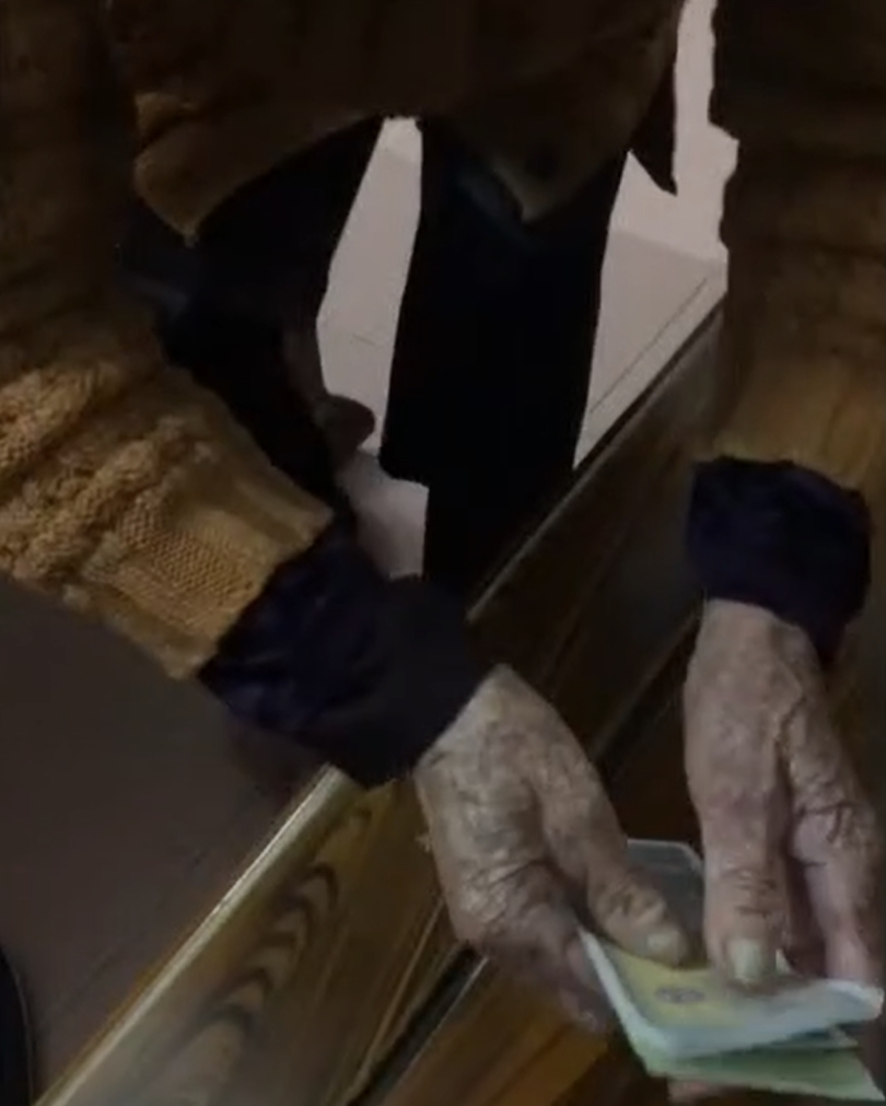 Thương cháu đi làm xa, cụ bà 104 tuổi dúi vội vào tay mấy đồng tiền làm dân mạng cảm động  2