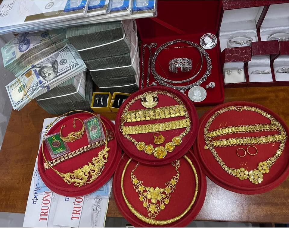 Gia thế khủng của cô dâu chú rể trong đám cưới ở An Giang, hé lộ giá trị thực của phần hồi môn 3 Gia thế khủng của cô dâu chú rể trong đám cưới ở An Giang, hé lộ giá trị thực của phần hồi môn 3