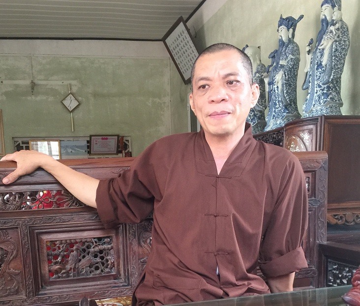 Sư trụ trì cầm hương cháy dở xua đuổi 2 mẹ con khách đến chụp ảnh: Có thể tẩn xuất nếu không sám hối nghiêm túc 3 Sư trụ trì cầm hương cháy dở xua đuổi 2 mẹ con khách đến chụp ảnh: Có thể tẩn xuất nếu không sám hối nghiêm túc 3
