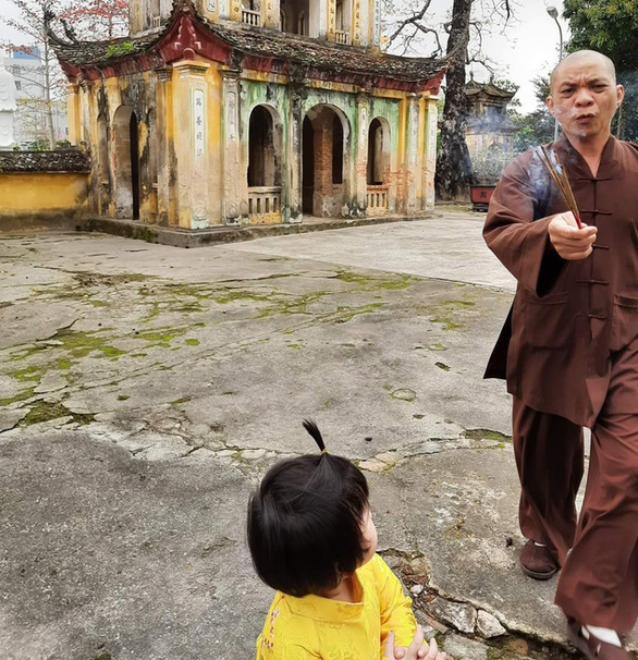 Trụ trì chùa Hưng Khánh cầm hương cháy dở xua đuổi hai mẹ con khách đến chụp ảnh 1
