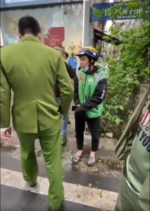 Va vào 'chuyên cơ mặt đất' trên đường phố Hà Nội, shipper bần thần như người mất hồn vì xe hư hỏng nặng 2 Va vào 'chuyên cơ mặt đất' trên đường phố Hà Nội, shipper bần thần như người mất hồn vì xe hư hỏng nặng 2