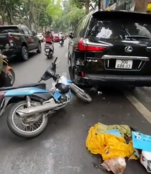 Va vào 'chuyên cơ mặt đất' trên đường phố Hà Nội, shipper bần thần như người mất hồn vì xe hư hỏng nặng 3 Va vào 'chuyên cơ mặt đất' trên đường phố Hà Nội, shipper bần thần như người mất hồn vì xe hư hỏng nặng 3