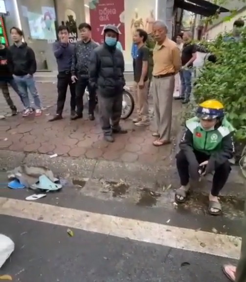 Va vào 'chuyên cơ mặt đất' trên đường phố Hà Nội, shipper bần thần như người mất hồn vì xe hư hỏng nặng 4 Va vào 'chuyên cơ mặt đất' trên đường phố Hà Nội, shipper bần thần như người mất hồn vì xe hư hỏng nặng 4