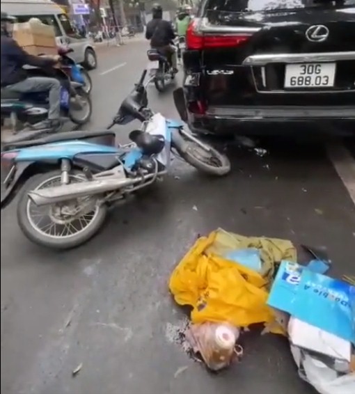 Va vào 'chuyên cơ mặt đất' trên đường phố Hà Nội, shipper bần thần như người mất hồn vì xe hư hỏng nặng 1 Va vào 'chuyên cơ mặt đất' trên đường phố Hà Nội, shipper bần thần như người mất hồn vì xe hư hỏng nặng 1