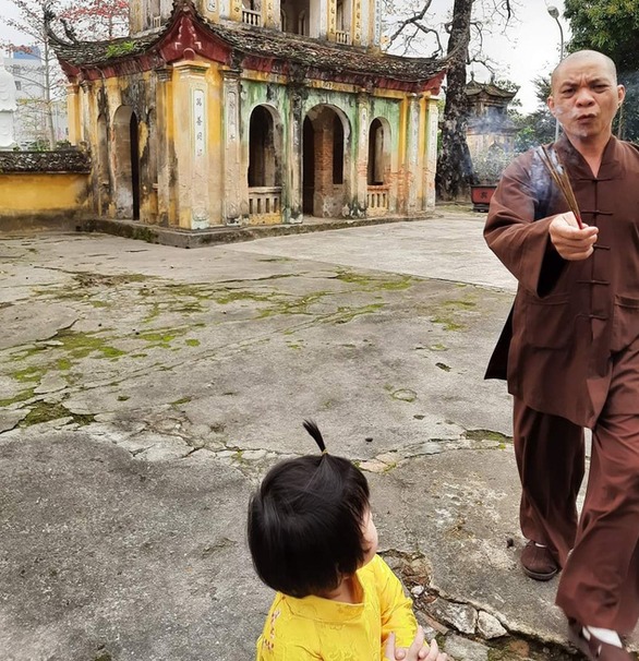 Sư trụ trì cầm hương xua đuổi mẹ con đang chụp ảnh lên tiếng trần tình về sự việc 2 Sư trụ trì cầm hương xua đuổi mẹ con đang chụp ảnh lên tiếng trần tình về sự việc 2