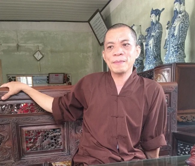 Sư trụ trì cầm hương xua đuổi mẹ con đang chụp ảnh lên tiếng trần tình về sự việc 4 Sư trụ trì cầm hương xua đuổi mẹ con đang chụp ảnh lên tiếng trần tình về sự việc 4