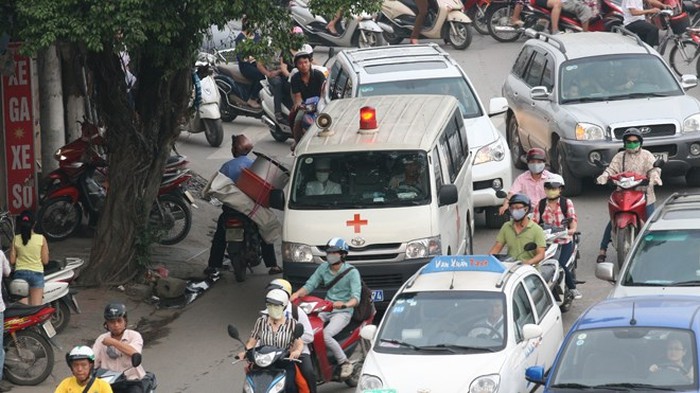 Đau lòng khoảnh khắc xe cứu thương không được nhường đường, bác sĩ hô hấp nhận tạo cho bệnh nhân trong bất lực 1 Đau lòng khoảnh khắc xe cứu thương không được nhường đường, bác sĩ hô hấp nhận tạo cho bệnh nhân trong bất lực 1