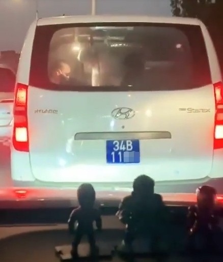Đau lòng khoảnh khắc xe cứu thương không được nhường đường, bác sĩ hô hấp nhận tạo cho bệnh nhân trong bất lực 4 Đau lòng khoảnh khắc xe cứu thương không được nhường đường, bác sĩ hô hấp nhận tạo cho bệnh nhân trong bất lực 4