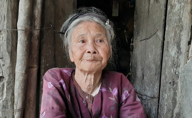 Ở nhà tranh vanh đất, cụ già 91 tuổi vẫn từ chối nhận hỗ trợ xây nhà 1 Ở nhà tranh vanh đất, cụ già 91 tuổi vẫn từ chối nhận hỗ trợ xây nhà 1
