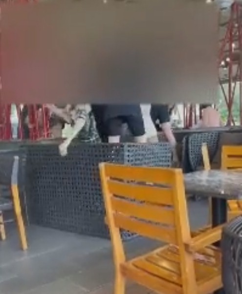 Vợ rủ hội chị em đi bắt ghen, nào ngờ bị bạn bè 'tiểu tam' đáp trả tới tấp 1 Vợ rủ hội chị em đi bắt ghen, nào ngờ bị bạn bè 'tiểu tam' đáp trả tới tấp 1