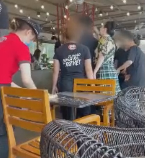 Vợ rủ hội chị em đi bắt ghen, nào ngờ bị bạn bè 'tiểu tam' đáp trả tới tấp 3 Vợ rủ hội chị em đi bắt ghen, nào ngờ bị bạn bè 'tiểu tam' đáp trả tới tấp 3