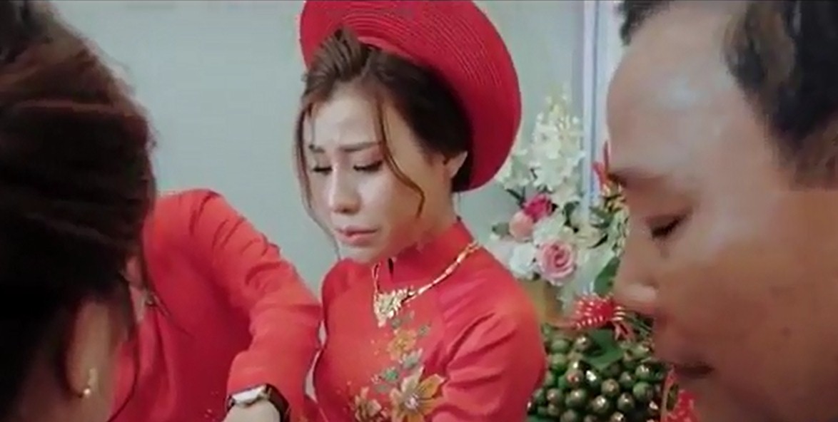 Ngày con gái về nhà chồng, bố ngồi bần thần một góc lau nước mắt khiến dân mạng xúc động 4 Ngày con gái về nhà chồng, bố ngồi bần thần một góc lau nước mắt khiến dân mạng xúc động 4