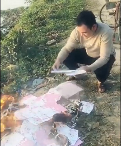 Phát hiện vợ sắp cưới có bầu với người khác, thanh niên quẫn trí đốt hàng trăm thiệp cưới 1 Phát hiện vợ sắp cưới có bầu với người khác, thanh niên quẫn trí đốt hàng trăm thiệp cưới 1