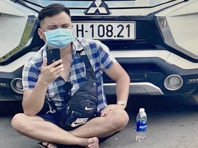 Lái ô tô phạm luật giao thông, Youtuber lớn tiếng đòi giây tờ và làm càn 4 Lái ô tô phạm luật giao thông, Youtuber lớn tiếng đòi giây tờ và làm càn 4