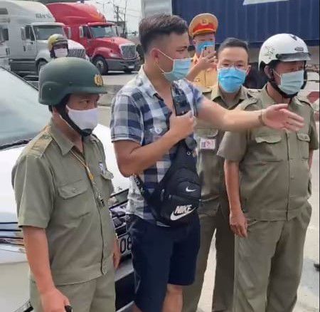 Lái ô tô phạm luật giao thông, Youtuber lớn tiếng đòi giây tờ và làm càn 2 Lái ô tô phạm luật giao thông, Youtuber lớn tiếng đòi giây tờ và làm càn 2