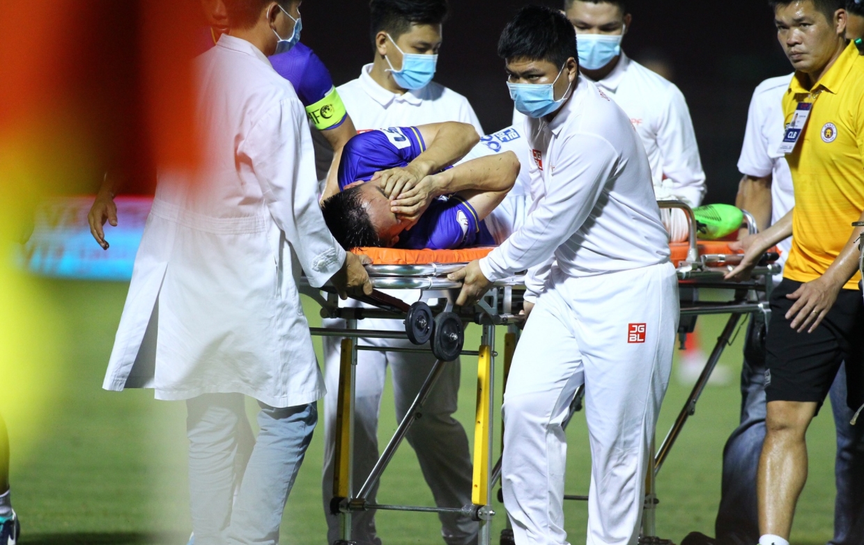 Lạnh người pha vào bóng khiến trụ cột ĐTQG Việt Nam gặp chấn thương cực nặng 3 Lạnh người pha vào bóng khiến trụ cột ĐTQG Việt Nam gặp chấn thương cực nặng 3