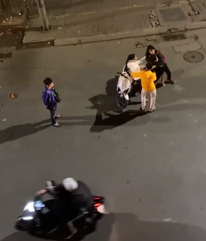 Nhóm 'sửu nhi' nhậu say quậy tung phố, còn lao vào hành hung cả vợ chồng già chở nước gạo mưu sinh 1 Nhóm 'sửu nhi' nhậu say quậy tung phố, còn lao vào hành hung cả vợ chồng già chở nước gạo mưu sinh 1