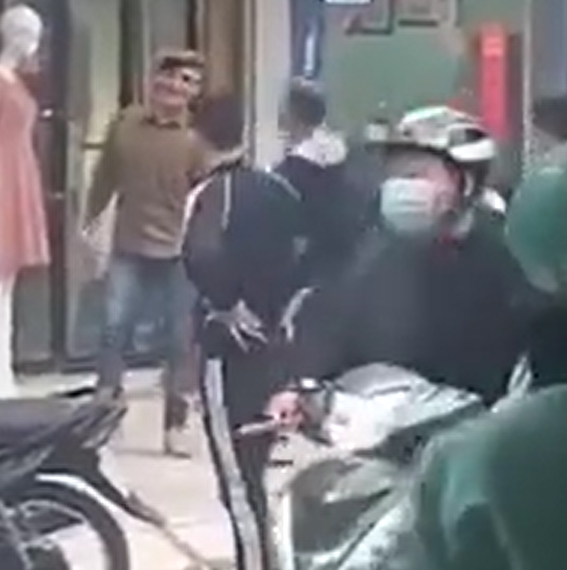 2 'nữ hiệp' túm tóc giữa phố, hàng loạt thanh niên cầm yểm trợ làm người dân toán loạn 3 2 'nữ hiệp' túm tóc giữa phố, hàng loạt thanh niên cầm yểm trợ làm người dân toán loạn 3