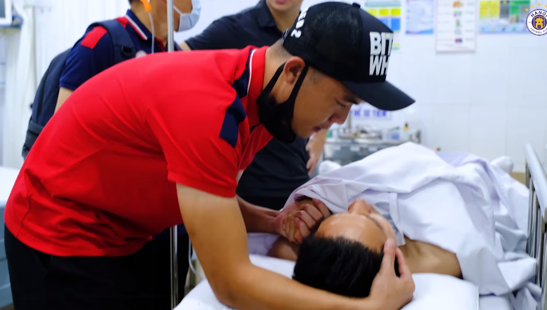 Hoàng Thịnh vào thăm Đỗ Hùng Dũng ngay trong đêm sau khi tình huống va chạm xảy ra. Ảnh: HNFC Hoàng Thịnh vào thăm Đỗ Hùng Dũng ngay trong đêm sau khi tình huống va chạm xảy ra. Ảnh: HNFC