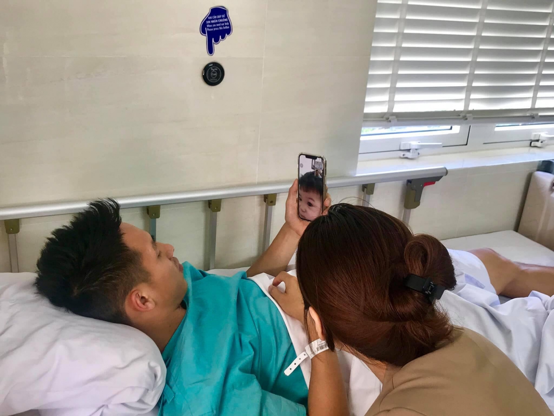Tiền vệ CLB Hà Nội tranh thủ gọi điện về cho con trai trước khi bước vào ca phẫu thuật. Ảnh: Internet Tiền vệ CLB Hà Nội tranh thủ gọi điện về cho con trai trước khi bước vào ca phẫu thuật. Ảnh: Internet