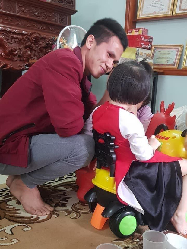 Nghẹn ngào khoảnh khắc 'người hùng' Nguyễn Ngọc Mạnh lần đầu gặp con gái nuôi sau 2 tháng 1 Nghẹn ngào khoảnh khắc 'người hùng' Nguyễn Ngọc Mạnh lần đầu gặp con gái nuôi sau 2 tháng 1
