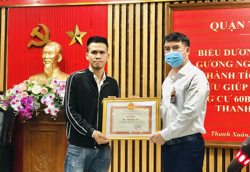 Nghẹn ngào khoảnh khắc 'người hùng' Nguyễn Ngọc Mạnh lần đầu gặp con gái nuôi sau 2 tháng 4 Nghẹn ngào khoảnh khắc 'người hùng' Nguyễn Ngọc Mạnh lần đầu gặp con gái nuôi sau 2 tháng 4