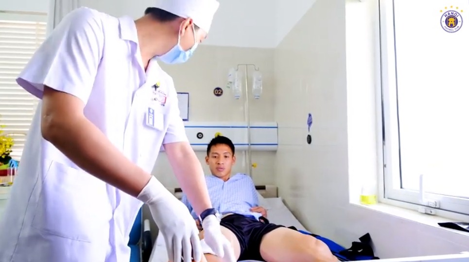 Đỗ Hùng Dũng rời giường mổ sau 2 ngày, tập bước đi những bước đầu tiên 1 Đỗ Hùng Dũng rời giường mổ sau 2 ngày, tập bước đi những bước đầu tiên 1