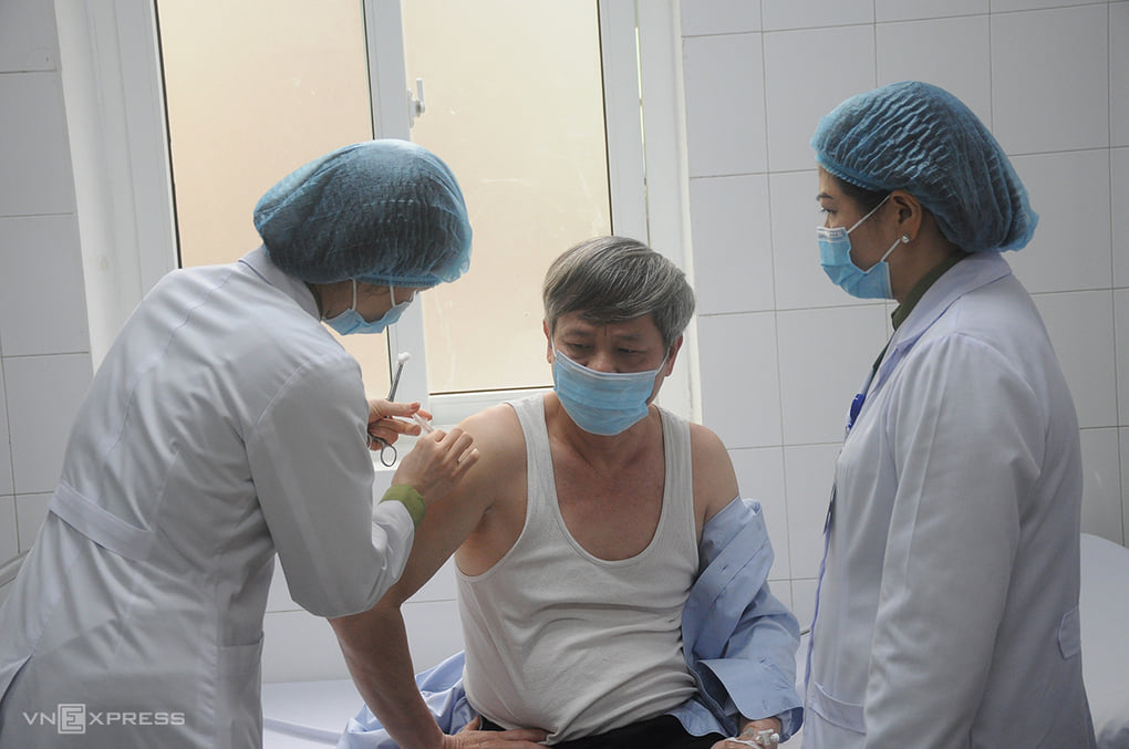 Dân mạng thích thú khi phát hiện vật dụng thân thương của Phó thủ tướng Vũ Đức Đam khi đang tiêm vắc xin phòng Covid-19 2 Dân mạng thích thú khi phát hiện vật dụng thân thương của Phó thủ tướng Vũ Đức Đam khi đang tiêm vắc xin phòng Covid-19 2