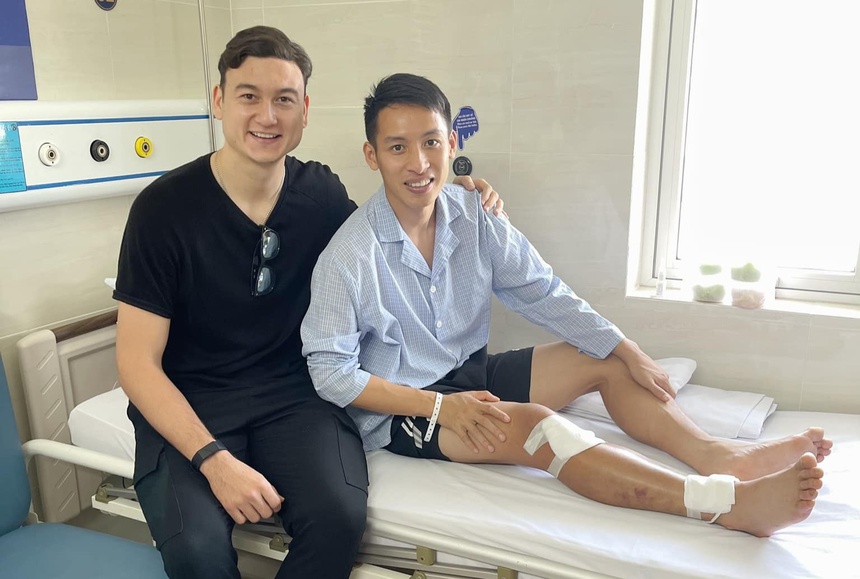 Văn Lâm đến thăm người đồng đội tại ĐT Việt Nam sau khi Hùng Dũng phẫu thuật thành công. Ảnh: Internet Văn Lâm đến thăm người đồng đội tại ĐT Việt Nam sau khi Hùng Dũng phẫu thuật thành công. Ảnh: Internet