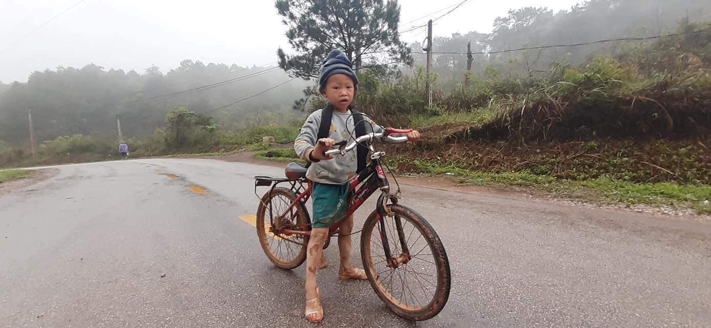 Cậu bé lớp 1 ở Lạng Sơn đạp xe hàng chục cây số mỗi ngày khiến dân mạng cảm động 6 Cậu bé lớp 1 ở Lạng Sơn đạp xe hàng chục cây số mỗi ngày khiến dân mạng cảm động 6