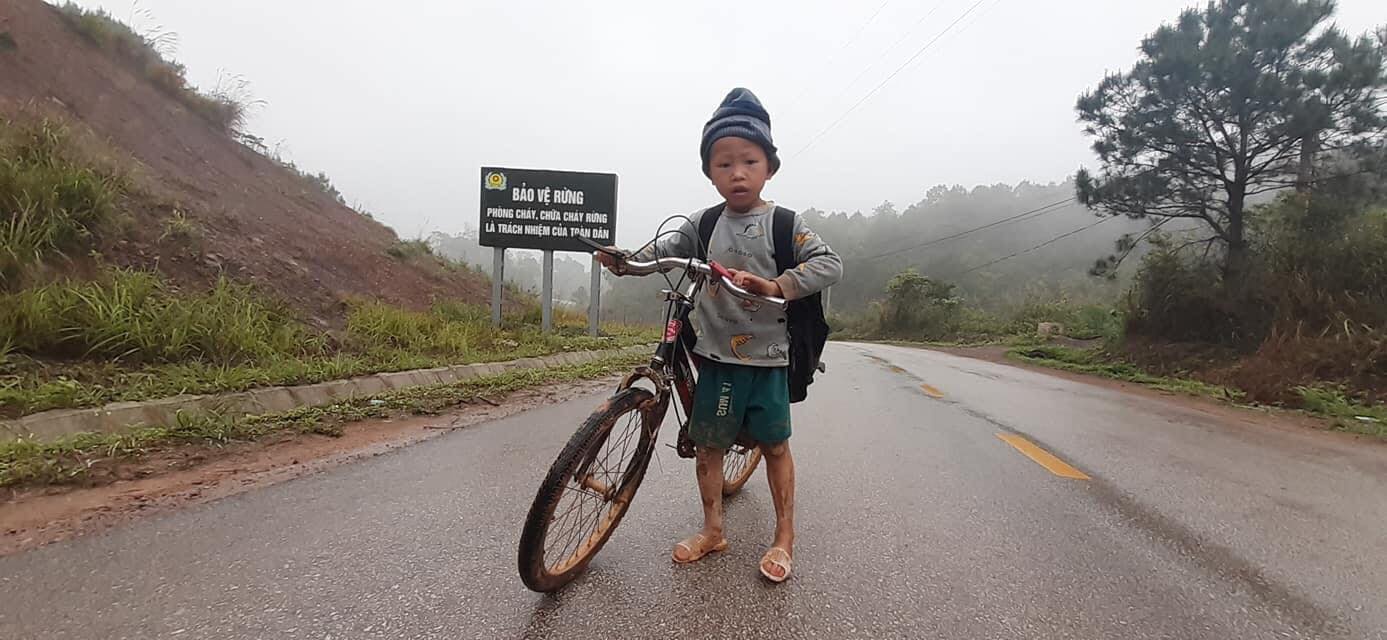 Cậu bé lớp 1 ở Lạng Sơn đạp xe hàng chục cây số mỗi ngày khiến dân mạng cảm động  3