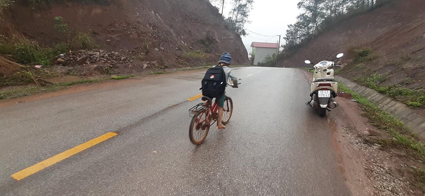 Cậu bé lớp 1 ở Lạng Sơn đạp xe hàng chục cây số mỗi ngày khiến dân mạng cảm động  2