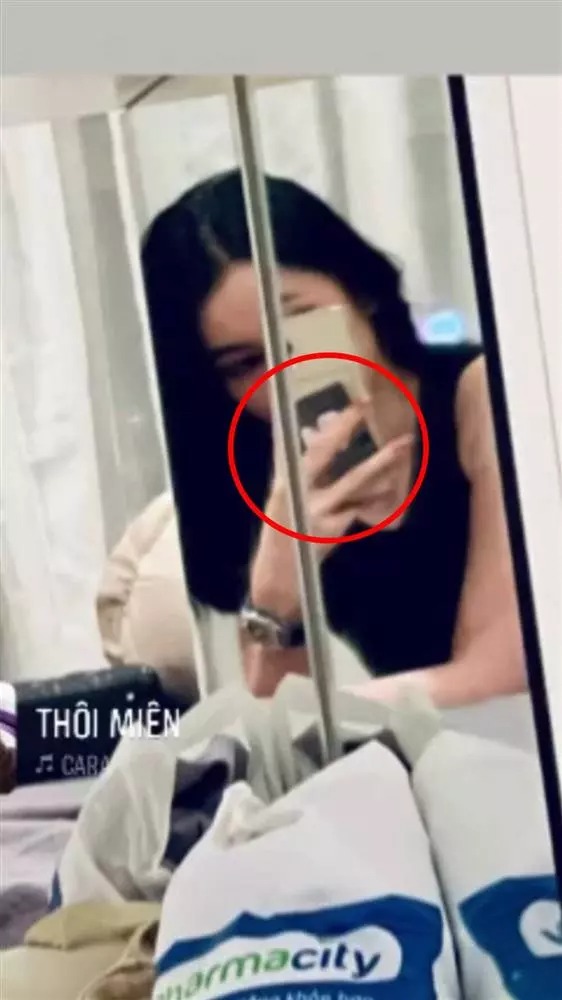 Lệ Quyên đắm đuối trong vòng tay tình trẻ, chồng cũ lộ luôn 'kỷ vật tình yêu' với thí sinh Hoa hậu Việt Nam 3 Lệ Quyên đắm đuối trong vòng tay tình trẻ, chồng cũ lộ luôn 'kỷ vật tình yêu' với thí sinh Hoa hậu Việt Nam 3