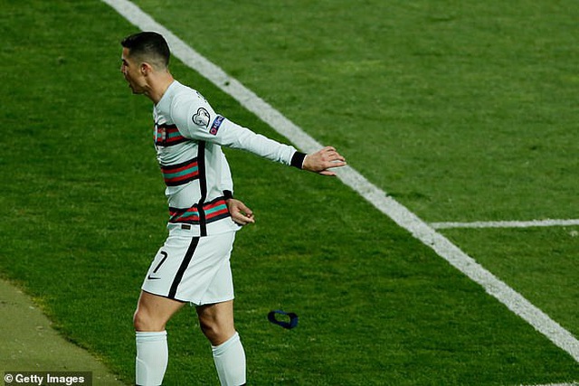Ronaldo lên tiếng về hành động ném đi 'vật linh thiêng' của quốc gia sau khi bị cướp trắng bàn thắng 4 Ronaldo lên tiếng về hành động ném đi 'vật linh thiêng' của quốc gia sau khi bị cướp trắng bàn thắng 4