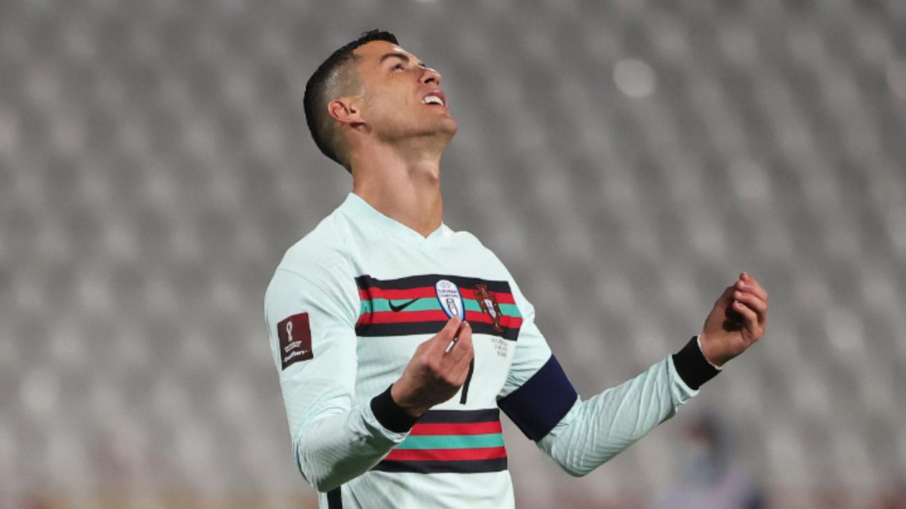Ronaldo lên tiếng về hành động ném đi 'vật linh thiêng' của quốc gia sau khi bị cướp trắng bàn thắng 5 Ronaldo lên tiếng về hành động ném đi 'vật linh thiêng' của quốc gia sau khi bị cướp trắng bàn thắng 5