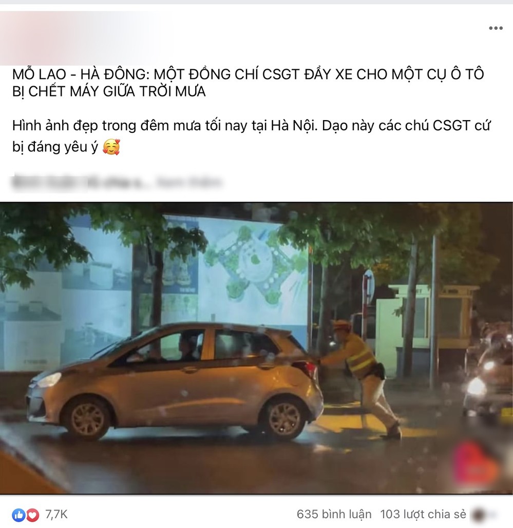 Xúc động khoảnh khắc CSGT đội mưa, đẩy ô tô giúp người dân di chuyển tại Hà Nội 1 Xúc động khoảnh khắc CSGT đội mưa, đẩy ô tô giúp người dân di chuyển tại Hà Nội 1