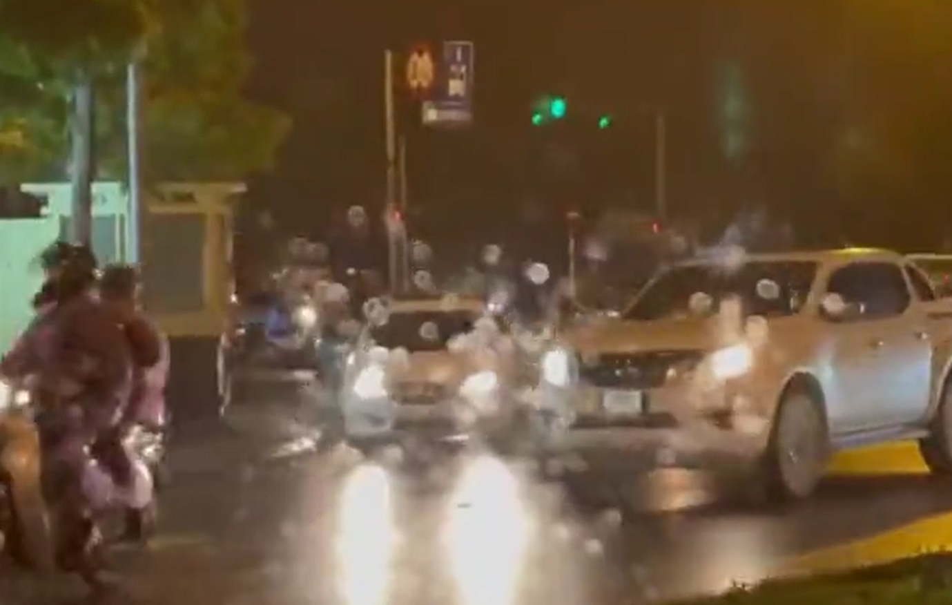 Xúc động khoảnh khắc CSGT đội mưa, đẩy ô tô giúp người dân di chuyển tại Hà Nội 4