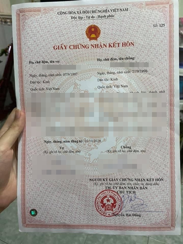 Giấy chứng nhận đăng ký kết hôn của cặp đôi. Ảnh: FBNV Giấy chứng nhận đăng ký kết hôn của cặp đôi. Ảnh: FBNV
