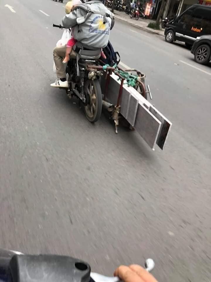 Ông bố một tay lái xe, tay còn lại ôm con: Tình phụ tử thiêng liêng hay mối nguy về tai nạn giao thông? 1 Ông bố một tay lái xe, tay còn lại ôm con: Tình phụ tử thiêng liêng hay mối nguy về tai nạn giao thông? 1