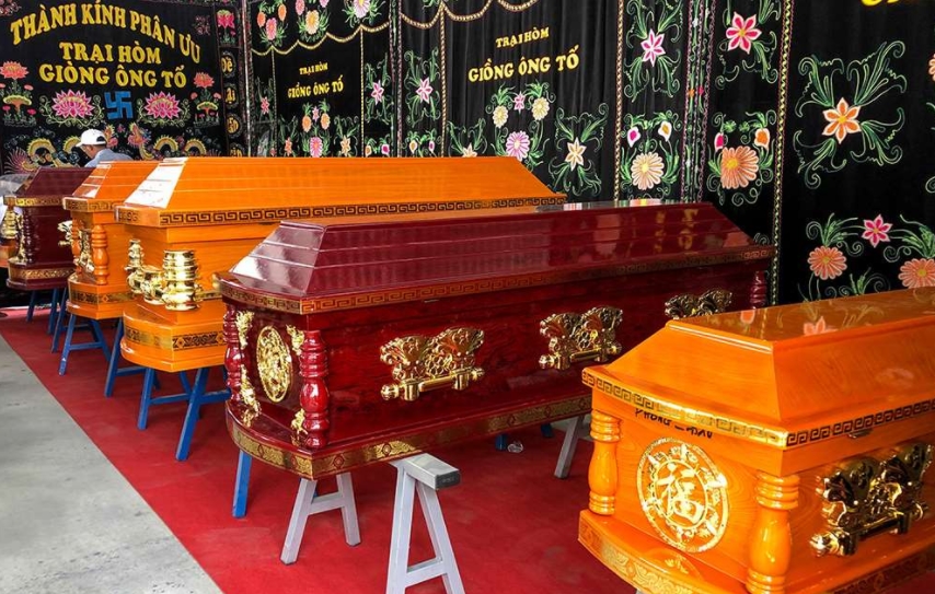 Nhìn chiếc quan tài nhỏ nhất ai cũng rưng rưng trên khoé mắt, một đứa trẻ chỉ vừa chào đời được 2 tháng đã phải ra đi mãi mãi. Ảnh: Internet
