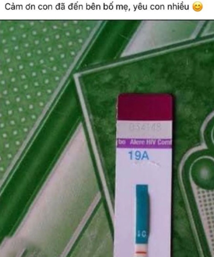Khoe que thử thai 2 vạch ngày Cá tháng 4, cô nàng đăng phải que thử HIV 2 Khoe que thử thai 2 vạch ngày Cá tháng 4, cô nàng đăng phải que thử HIV 2