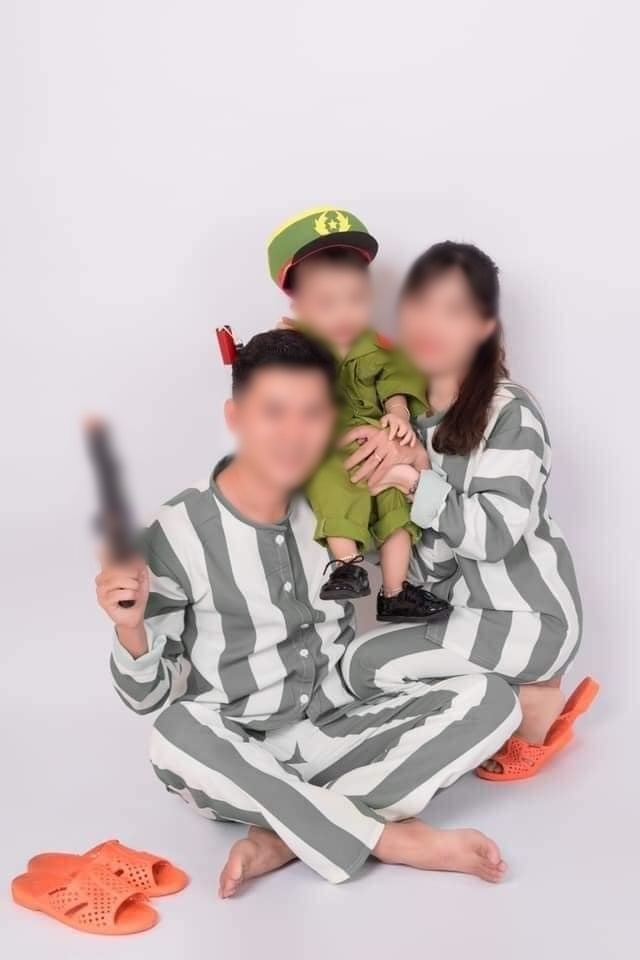 Màn chụp ảnh gia đình gây khó hiểu: Bố mẹ mặc áo tù, để con đóng giả làm lực lượng chức năng 5