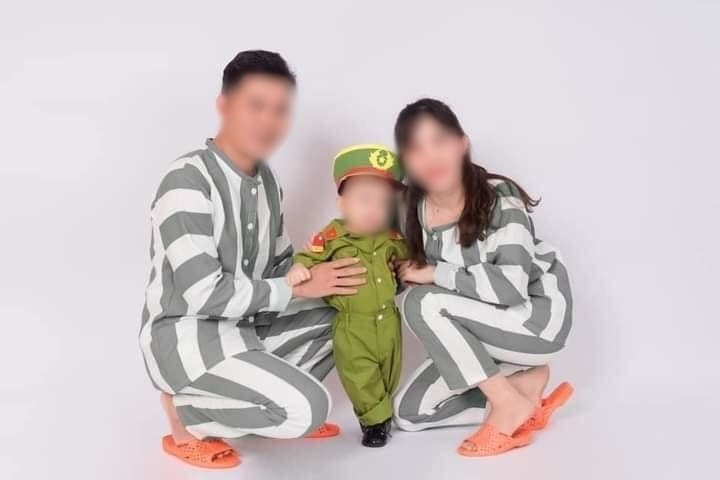 Màn chụp ảnh gia đình gây khó hiểu: Bố mẹ mặc áo tù, để con đóng giả làm lực lượng chức năng 3 Màn chụp ảnh gia đình gây khó hiểu: Bố mẹ mặc áo tù, để con đóng giả làm lực lượng chức năng 3