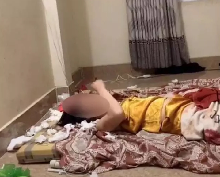 Cô gái thất tình nằm khóc nức nở, tay đấm thùm thụp vào ngực để đỡ ức chế? 2 Cô gái thất tình nằm khóc nức nở, tay đấm thùm thụp vào ngực để đỡ ức chế? 2