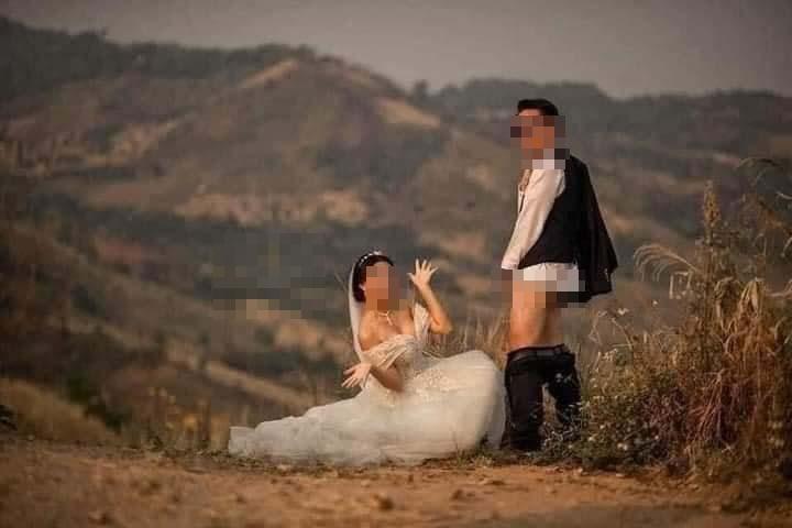 Màn chụp ảnh cưới vô duyên hết phần thiên hạ: Chú rể tụt quần đứng cười, bỏ mặc cô dâu tạo dáng nhức mắt 3 Màn chụp ảnh cưới vô duyên hết phần thiên hạ: Chú rể tụt quần đứng cười, bỏ mặc cô dâu tạo dáng nhức mắt 3