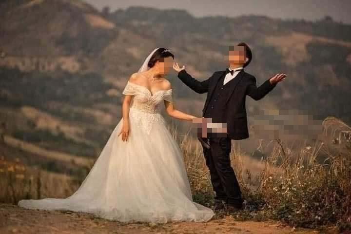 Màn chụp ảnh cưới vô duyên hết phần thiên hạ: Chú rể tụt quần đứng cười, bỏ mặc cô dâu tạo dáng nhức mắt 1 Màn chụp ảnh cưới vô duyên hết phần thiên hạ: Chú rể tụt quần đứng cười, bỏ mặc cô dâu tạo dáng nhức mắt 1