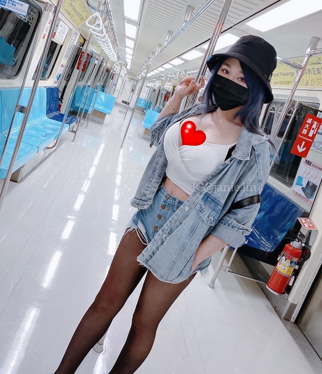 Ngủ gật trên tàu điện ngầm, mỹ nhân Trung Quốc gây chú ý vì bộ quần áo 'mặc như không mặc' 6 Ngủ gật trên tàu điện ngầm, mỹ nhân Trung Quốc gây chú ý vì bộ quần áo 'mặc như không mặc' 6
